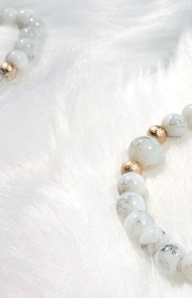 Elegant White Marble Texture Beaded Bracelet with Gold Accents